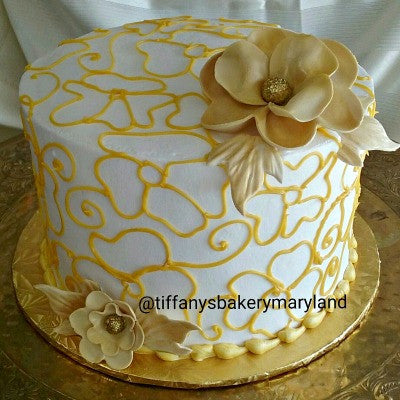 Scrolling Flowers on Round Cake